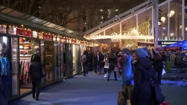 Weihnachtsmarkt im Bryant Park bei Nacht — Stockvideo