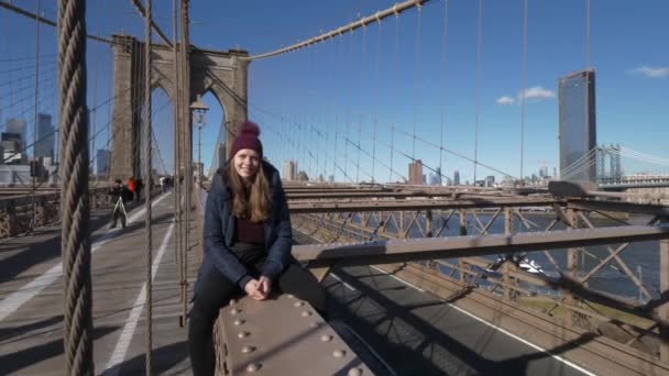 Прогулка по Бруклинскому мосту в Нью-Йорке — стоковое видео