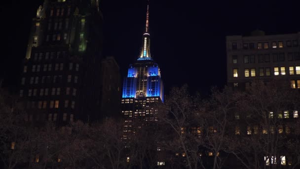 Le sommet illuminé de l'Empire State Building à Manhattan — Video