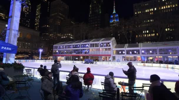 夜ブライアント公園マンハッタンの巨大なアイス スケート場 — ストック動画