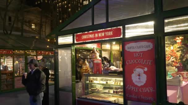 ニューヨークのブライアント公園マンハッタン クリスマスの Christkindles 市場 — ストック動画