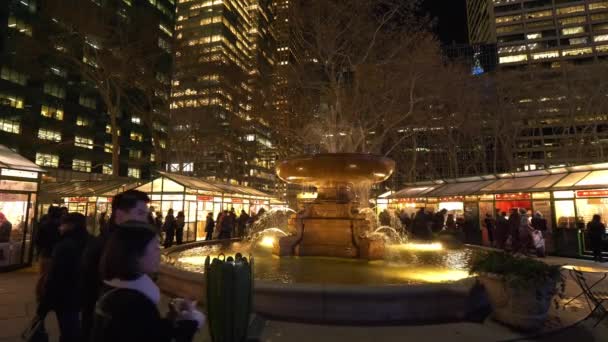 晚上在曼哈顿布莱恩特公园的喷泉 — 图库视频影像