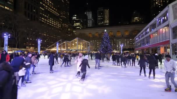 Enorme pista di ghiaccio a Bryant Park Manhattan di notte — Video Stock