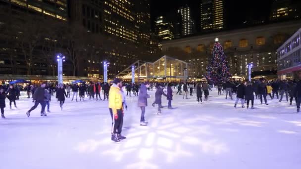 Gelanggang es besar di Bryant Park Manhattan pada malam hari — Stok Video
