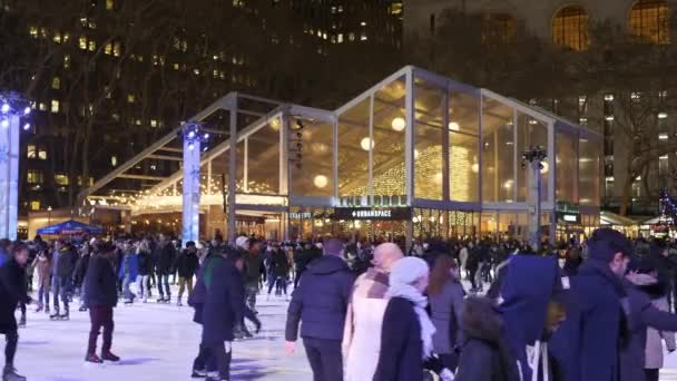 Pista de gelo enorme no Bryant Park Manhattan à noite — Vídeo de Stock