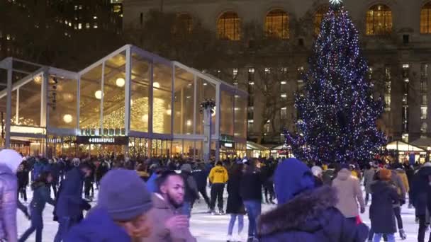 Enorma isrinken vid Bryant Park Manhattan av natt — Stockvideo