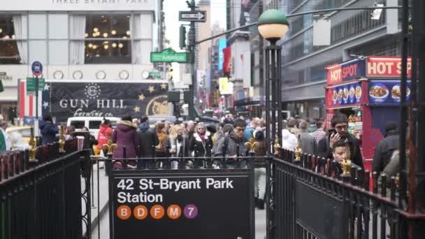 マンハッタンのブライアント ・ パーク地下鉄駅 — ストック動画