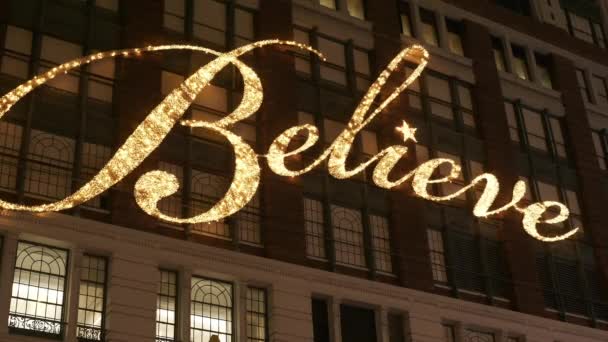 Uwierzyć, pisanie na fasadzie domu słynnego domu towarowego Macys na Manhattanie — Wideo stockowe
