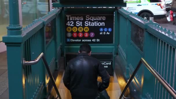 Metro ingang op Times Square 42nd street — Stockvideo