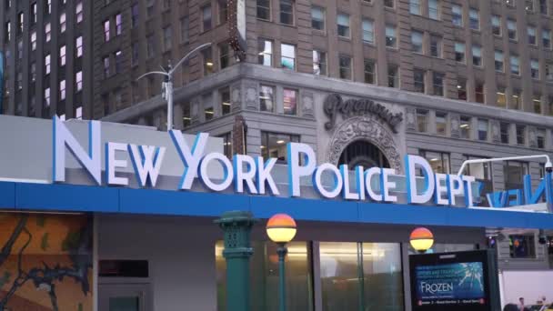 Departamento de Policía de Nueva York en Times Square — Vídeo de stock