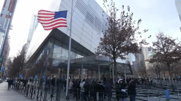 Vlajka Spojených států tehdy připisována dobrým fondy památníku na Světové obchodní centrum — Stock video