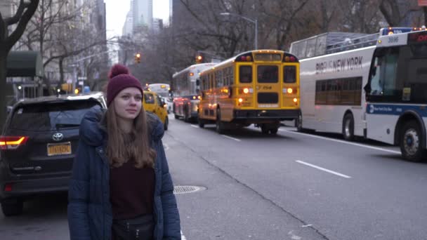 Νεαρή γυναίκα στη Νέα Υόρκη καλεί ένα ταξί — Αρχείο Βίντεο