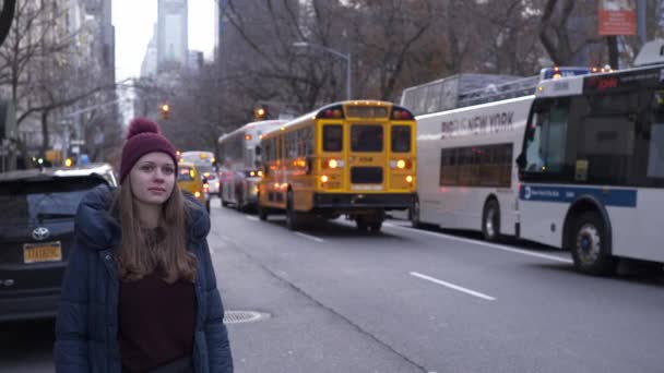 Mujer Joven Nueva York Llama Taxi Manhattan Nueva York Diciembre — Vídeo de stock