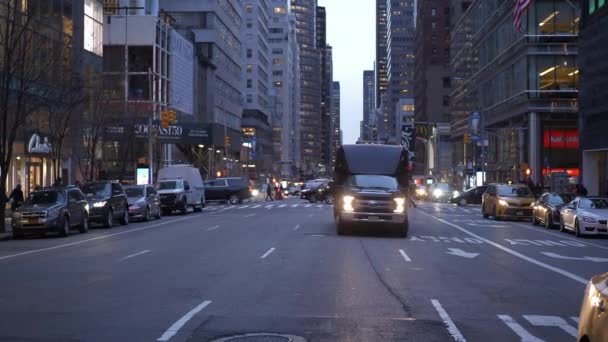 Gatan canyon i New York på kvällen — Stockvideo