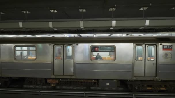 Kereta meninggalkan stasiun World Trade Center Subway di Manhattan — Stok Video