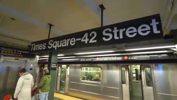 Times Square estação de metrô na rua 42 Manhattan — Vídeo de Stock