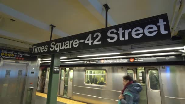 Stazione della metropolitana di Times Square sulla 42esima strada Manhattan — Video Stock