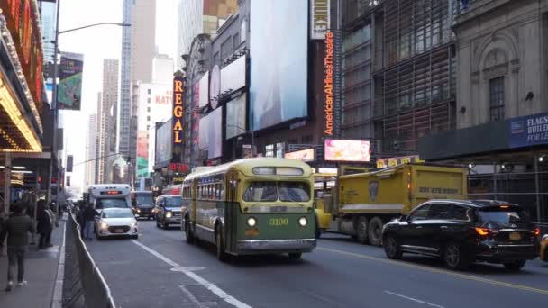 Alter Bus in der 42. Straße manhattan — Stockvideo