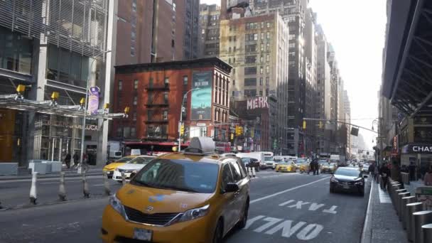 De mening van de typische straat in Manhattan op 8th Avenue — Stockvideo