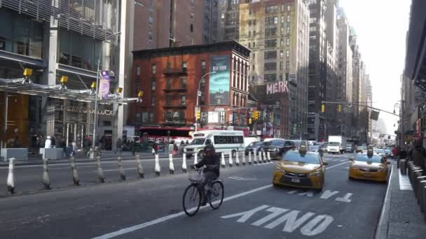 Typiska street view i Manhattan på 8th Avenue — Stockvideo