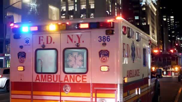 Noodgevallen Ambulance auto in New York — Stockvideo