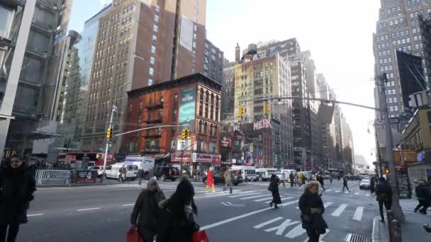 Tipica vista sulla strada di Manhattan in 8th Avenue — Video Stock