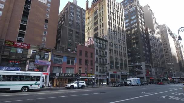 Edifícios típicos no centro de Manhattan — Vídeo de Stock