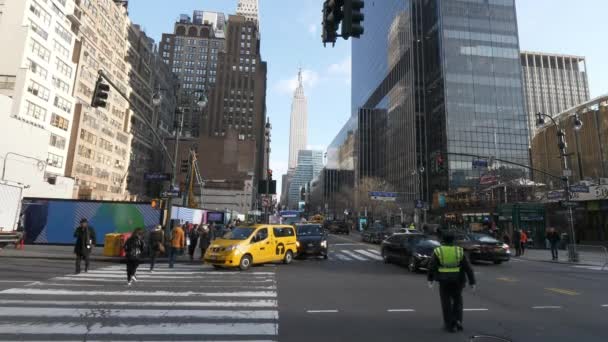 Angolo di strada a Manhattan con vista sull'Empire State Building — Video Stock