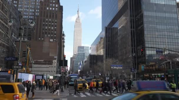 Gathörn i Manhattan med utsikt över Empire State Building — Stockvideo