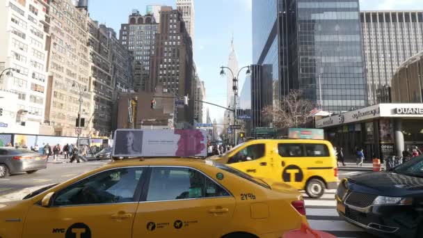 Canto de rua em Manhattan com vista para o Empire State Building — Vídeo de Stock