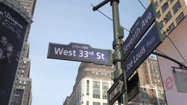 Señal de calle Seventh Avenue y 33rd Street en Manhattan Nueva York — Vídeo de stock