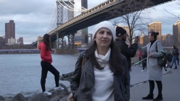 Les banques de Brooklyn Bridge New York — Video