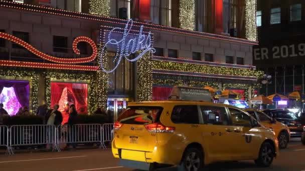 Рождественские украшения на пятой авеню Манхэттена — стоковое видео