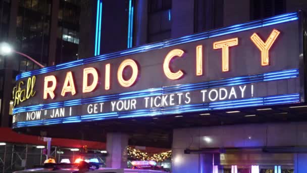 Radio City Music Hall New York'ta gece tarafından — Stok video