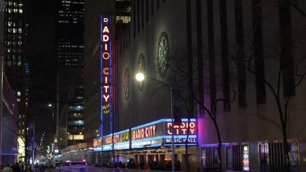 Radio City Music Hall της Νέας Υόρκης από τη νύχτα — Αρχείο Βίντεο