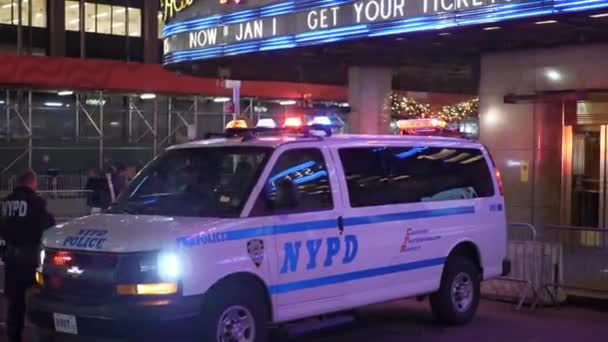 Policía de Nueva York Coche de policía por la noche — Vídeos de Stock