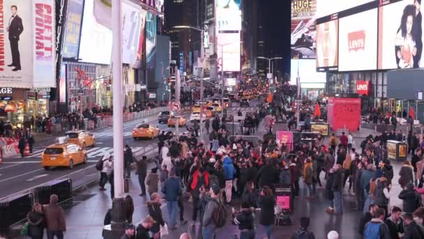Таймс-сквер на Манхэттене ночью - оживленное место — стоковое видео