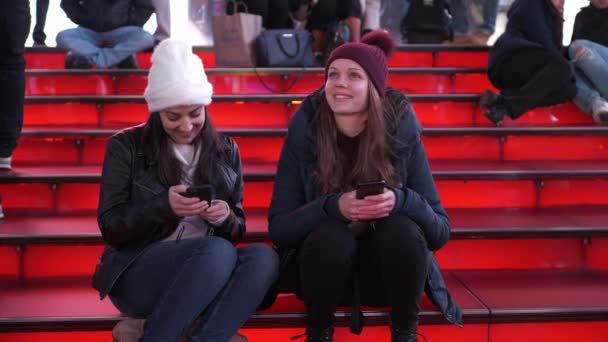 Híres vörös lépéseket a Times Square New York — Stock videók