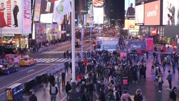 Таймс-сквер на Манхэттене ночью - оживленное место — стоковое видео
