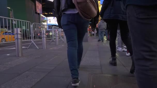 Promenader vid Times Square på Manhattan av natt — Stockvideo