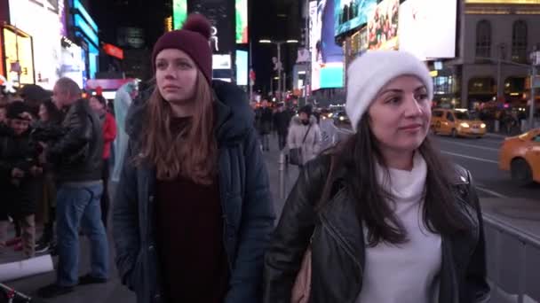 Caminar por Times Square en Manhattan de noche — Vídeos de Stock