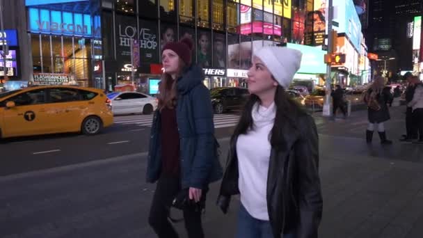 タイムズ スクエア マンハッタンの夜で歩く若い女性 — ストック動画