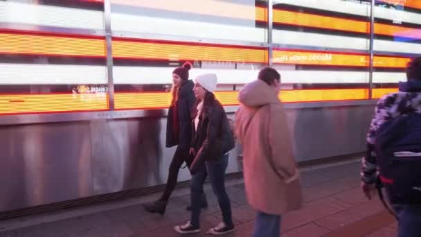 Wandelen op Times Square in Manhattan bij nacht — Stockvideo