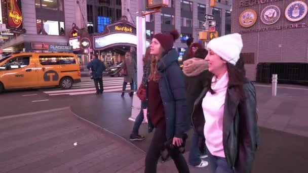 Ein nächtlicher Spaziergang über den Platz der Zeiten — Stockvideo