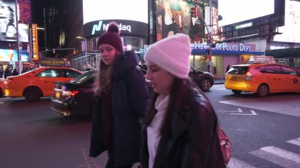 タイムズ ・ スクエアの夜に上を歩く — ストック動画