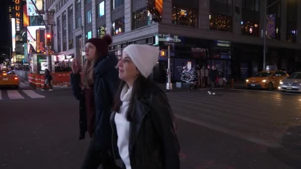マンハッタンのタイムズスクエアで夜歩く — ストック動画