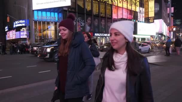 Młode kobiety walk na Times Square, Manhattan nocą — Wideo stockowe