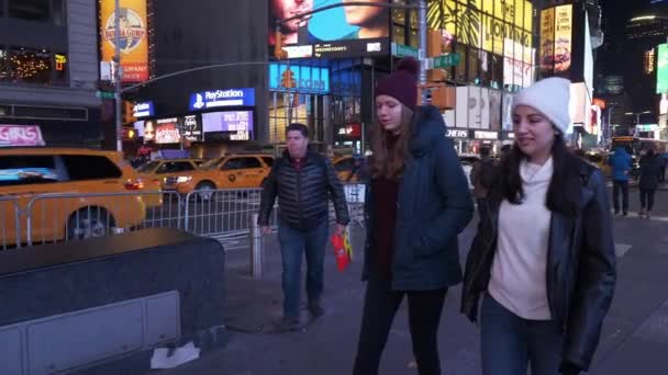 Mujeres jóvenes caminan por Times Square Manhattan de noche — Vídeos de Stock