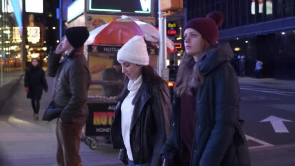 Caminar por Broadway Nueva York y Times Square de noche — Vídeos de Stock