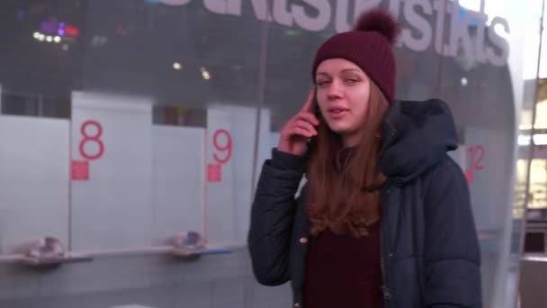 Une jeune femme reçoit un appel téléphonique à Times Square la nuit — Video